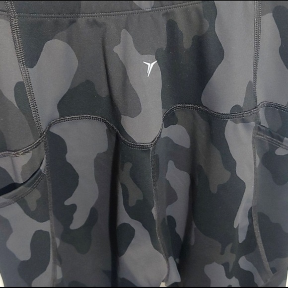 Old Navy Women's Elevate Go Dry High Waist Leggings Camo Print Size M - Picture 3 of 5